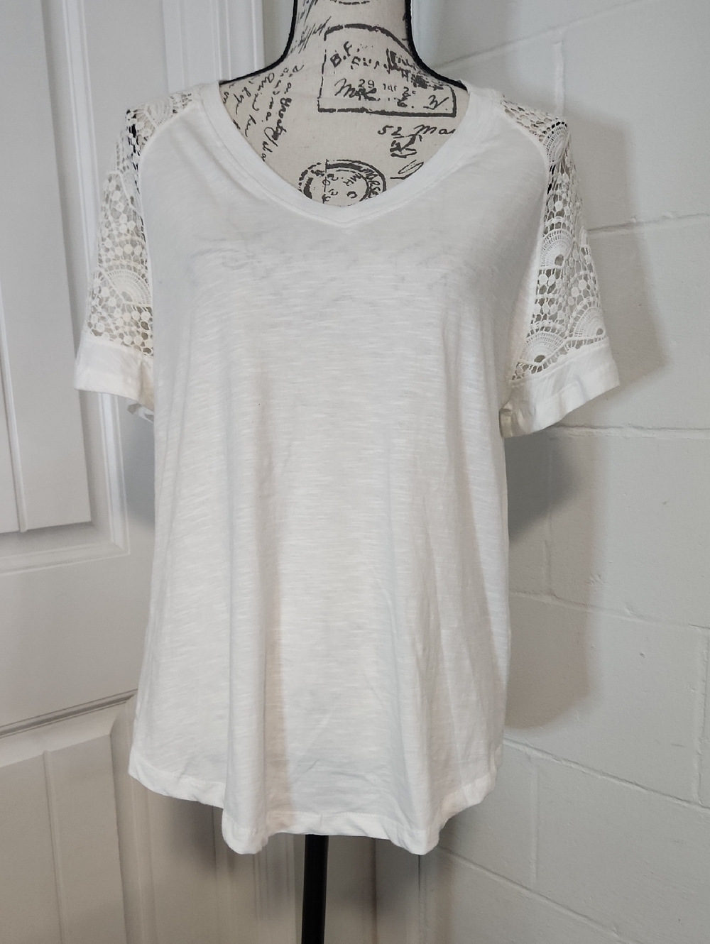 Philosophy White V-Neck Lace Sleeve Tee Size Large NWT
